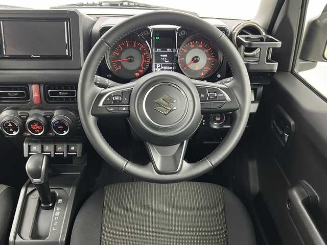 スズキ ジムニー XC 宮城県 2022(令4)年 1.9万km シフォンアイボリーM 禁煙車/ワンオーナー/スズキセーフティサポート/・衝突軽減ブレーキ/・車線逸脱警報システム/・アダプティブクルーズコントロール/・ヘッドライトウォッシャー/ヒーテッドドアミラー/純正ディスプレイオーディオ/・CD・DVD・BT/LEDヘッドライト/フォグライト/ビルドインETC/前席シートヒーター/革巻きステアリング/ステアリングスイッチ/プッシュスタート/スマートキー/純正フロアマット/純正16インチアルミホイール