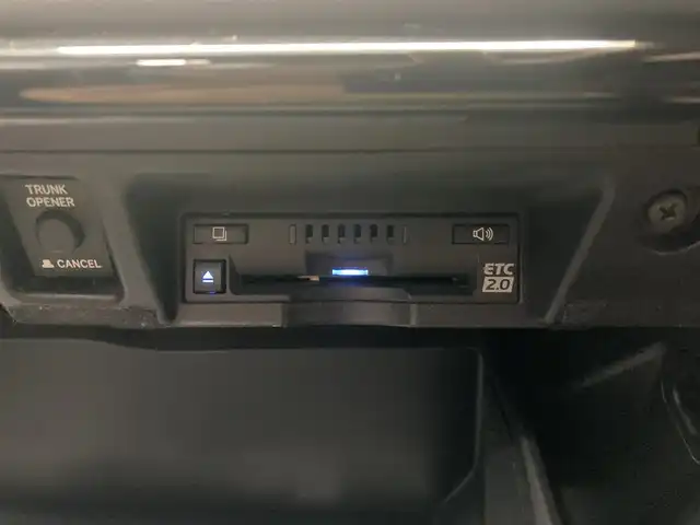 トヨタ クラウン ハイブリッド S Four エレガンススタイルⅡ 島根県 2020(令2)年 7.8万km ホワイトパールクリスタルシャイン メーカーOPナビ(CD/DVD/BT/フルセグ)/バックカメラ/トヨタセーフティーセンス/ ・プリクラッシュセーフティー/ ・ レーントレーシングアシスト/ ・ブラインドスポットモニター/ ・クリアランスソナー/ ・リヤクロストラフィックアラート/ ・ロードサインアシスト/ ・パーキングサポートブレーキ/ ・オートハイビーム/ ・レーダークルーズコントロール/前後ドライブレコーダー/前席パワーシート/前席シートヒーター /ステアリングヒーター/ビルトインETC2.0/ブレーキホールド/純正フロアマット/純正ドアバイザー