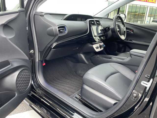 トヨタ プリウス S ツーリングセレクション 鳥取県 2016(平28)年 10.4万km アティチュードブラックマイカ ワンオーナー/アルパイン９型ナビ／フルセグ／ＤＶＤ／ＣＤ／ＢＴ/バックカメラ・ビルトインＥＴＣ/ドライブレコーダー/エアロパーツ（F・S・R）/トヨタセーフティセンス/レーダークルーズ/レーンアシスト/黒レザーシート/前席シートヒーター/純正１７インチＡＷ/（ブラックエディション用キャップ）/プッシュエンジンスタート/ＬＥＤヘットライト/フォグライト/社外アルミスタットレス積込/（スタットレスタイヤ残溝　６部山）/スマートキーｘ２/保証書・取扱説明書