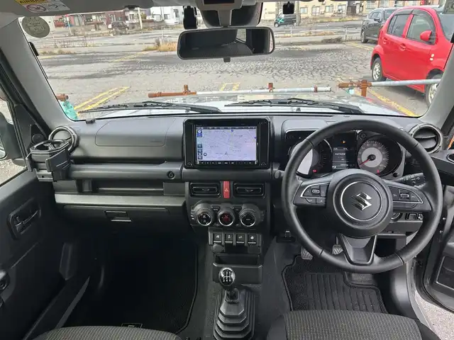 スズキ ジムニー シエラ JC 青森県 2024(令6)年 3万km ミディアムグレー AIS評価点5点/4WD/寒冷地仕様/ワンオーナー/純正メモリナビ/・フルセグTV/Am/FM/CD/DVD/BT/純正15AW/純正フロアマット/シートヒーター前席/コーナーセンサー/フォグランプ/オートライト/クルーズコントロール/アイドリングストップ/衝突軽減システム/ヒルスタートアシスト/車線逸脱警報/横滑り防止機能/盗難防止装置/UVカットガラス/プライバシーガラス/ETC/スペアキー/保証書/取扱説明書/整備記録簿