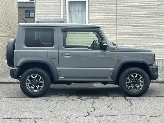 スズキ ジムニー シエラ JC 青森県 2024(令6)年 3万km ミディアムグレー AIS評価点5点/4WD/寒冷地仕様/ワンオーナー/純正メモリナビ/・フルセグTV/Am/FM/CD/DVD/BT/純正15AW/純正フロアマット/シートヒーター前席/コーナーセンサー/フォグランプ/オートライト/クルーズコントロール/アイドリングストップ/衝突軽減システム/ヒルスタートアシスト/車線逸脱警報/横滑り防止機能/盗難防止装置/UVカットガラス/プライバシーガラス/ETC/スペアキー/保証書/取扱説明書/整備記録簿