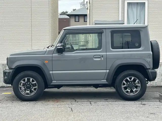 スズキ ジムニー シエラ JC 青森県 2024(令6)年 3万km ミディアムグレー AIS評価点5点/4WD/寒冷地仕様/ワンオーナー/純正メモリナビ/・フルセグTV/Am/FM/CD/DVD/BT/純正15AW/純正フロアマット/シートヒーター前席/コーナーセンサー/フォグランプ/オートライト/クルーズコントロール/アイドリングストップ/衝突軽減システム/ヒルスタートアシスト/車線逸脱警報/横滑り防止機能/盗難防止装置/UVカットガラス/プライバシーガラス/ETC/スペアキー/保証書/取扱説明書/整備記録簿
