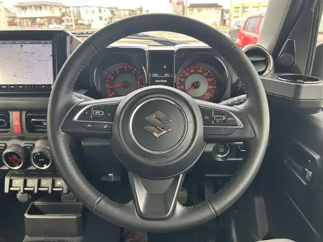 スズキ ジムニー シエラ JC 青森県 2024(令6)年 3万km ミディアムグレー AIS評価点5点/4WD/寒冷地仕様/ワンオーナー/純正メモリナビ/・フルセグTV/Am/FM/CD/DVD/BT/純正15AW/純正フロアマット/シートヒーター前席/コーナーセンサー/フォグランプ/オートライト/クルーズコントロール/アイドリングストップ/衝突軽減システム/ヒルスタートアシスト/車線逸脱警報/横滑り防止機能/盗難防止装置/UVカットガラス/プライバシーガラス/ETC/スペアキー/保証書/取扱説明書/整備記録簿