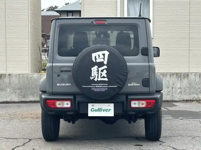 スズキ ジムニー シエラ JC 青森県 2024(令6)年 3万km ミディアムグレー AIS評価点5点/4WD/寒冷地仕様/ワンオーナー/純正メモリナビ/・フルセグTV/Am/FM/CD/DVD/BT/純正15AW/純正フロアマット/シートヒーター前席/コーナーセンサー/フォグランプ/オートライト/クルーズコントロール/アイドリングストップ/衝突軽減システム/ヒルスタートアシスト/車線逸脱警報/横滑り防止機能/盗難防止装置/UVカットガラス/プライバシーガラス/ETC/スペアキー/保証書/取扱説明書/整備記録簿