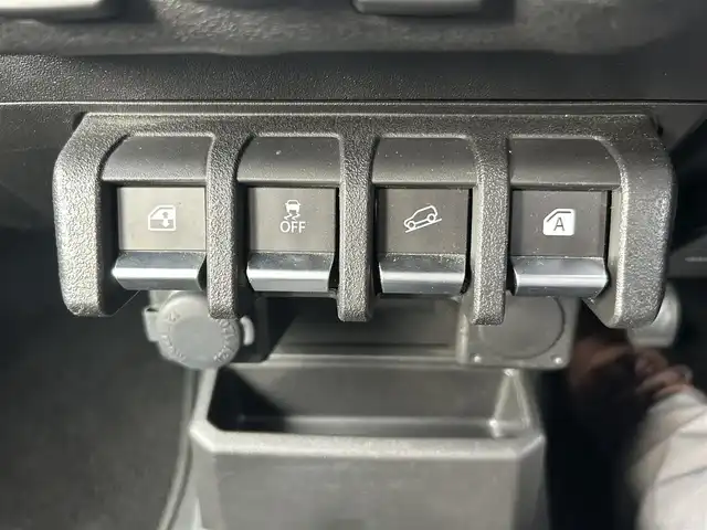 スズキ ジムニー シエラ JC 青森県 2024(令6)年 3万km ミディアムグレー AIS評価点5点/4WD/寒冷地仕様/ワンオーナー/純正メモリナビ/・フルセグTV/Am/FM/CD/DVD/BT/純正15AW/純正フロアマット/シートヒーター前席/コーナーセンサー/フォグランプ/オートライト/クルーズコントロール/アイドリングストップ/衝突軽減システム/ヒルスタートアシスト/車線逸脱警報/横滑り防止機能/盗難防止装置/UVカットガラス/プライバシーガラス/ETC/スペアキー/保証書/取扱説明書/整備記録簿