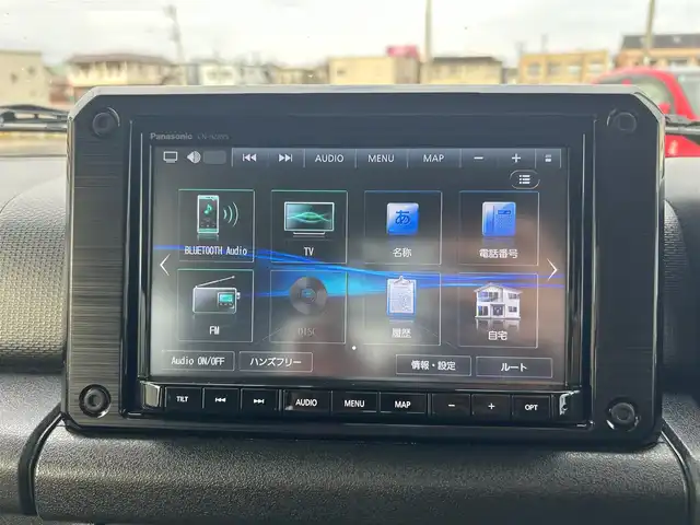 スズキ ジムニー シエラ JC 青森県 2024(令6)年 3万km ミディアムグレー AIS評価点5点/4WD/寒冷地仕様/ワンオーナー/純正メモリナビ/・フルセグTV/Am/FM/CD/DVD/BT/純正15AW/純正フロアマット/シートヒーター前席/コーナーセンサー/フォグランプ/オートライト/クルーズコントロール/アイドリングストップ/衝突軽減システム/ヒルスタートアシスト/車線逸脱警報/横滑り防止機能/盗難防止装置/UVカットガラス/プライバシーガラス/ETC/スペアキー/保証書/取扱説明書/整備記録簿