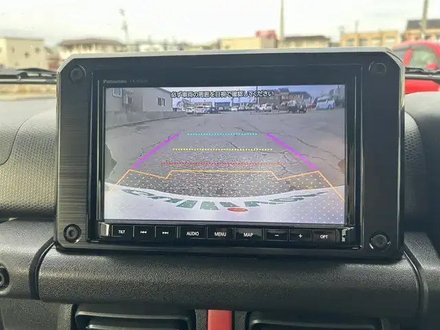 スズキ ジムニー シエラ JC 青森県 2024(令6)年 3万km ミディアムグレー AIS評価点5点/4WD/寒冷地仕様/ワンオーナー/純正メモリナビ/・フルセグTV/Am/FM/CD/DVD/BT/純正15AW/純正フロアマット/シートヒーター前席/コーナーセンサー/フォグランプ/オートライト/クルーズコントロール/アイドリングストップ/衝突軽減システム/ヒルスタートアシスト/車線逸脱警報/横滑り防止機能/盗難防止装置/UVカットガラス/プライバシーガラス/ETC/スペアキー/保証書/取扱説明書/整備記録簿