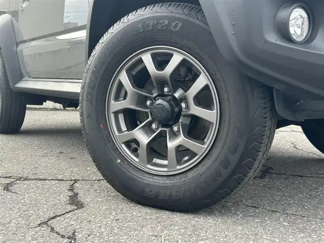 スズキ ジムニー シエラ JC 青森県 2024(令6)年 3万km ミディアムグレー AIS評価点5点/4WD/寒冷地仕様/ワンオーナー/純正メモリナビ/・フルセグTV/Am/FM/CD/DVD/BT/純正15AW/純正フロアマット/シートヒーター前席/コーナーセンサー/フォグランプ/オートライト/クルーズコントロール/アイドリングストップ/衝突軽減システム/ヒルスタートアシスト/車線逸脱警報/横滑り防止機能/盗難防止装置/UVカットガラス/プライバシーガラス/ETC/スペアキー/保証書/取扱説明書/整備記録簿