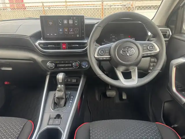 トヨタ ライズ Z 広島県 2025(令7)年 0.1千km ブラックマイカメタリック/シャイニングホワイトパール 走行距離22km（登録時）/新車ワンオーナー/ブラック＆パールホワイト/MOPパノラミックビューパッケージ/・9インチディスプレイオーディオ/・パノラミックビュー（フロント/サイド/バックカメラ）/・フルセグテレビ/・Bluetooth/・AppleCarPlay/・AndroidAuto/・外部入力USB端子/・HDMI端子/・ステアリングスイッチ/・助手席側サイドアンダーミラー無/ビルトインETC/LEDヘッドランプ/LEDシーケンシャルターンランプ/LEDフロントフォグランプ/スマートアシスト/・衝突回避支援ブレーキ機能/・衝突警報機能/・車線逸脱警報機能/・車線逸脱抑制制御機能/・ふらつき警報/・路側逸脱警報/・ブレーキ制御付誤発進抑制機能/・先行車発進お知らせ機能/・アダプティブドライビングビーム/・コーナーセンサー/・標識認識機能（進入禁止/最高速度/一時停止）/・アダプティブクルーズコントロール/・サイドビューランプ/・レーンキープコントロール/MOPブラインドスポットモニター/MOPリアクロストラフィックアラート/スマートキー×2/フロアマット/新車保証書有/取扱説明書有/MOP（メーカーオプション）