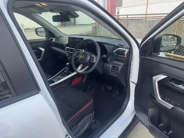 トヨタ ライズ Z 広島県 2025(令7)年 0.1千km ブラックマイカメタリック/シャイニングホワイトパール 走行距離22km（登録時）/新車ワンオーナー/ブラック＆パールホワイト/MOPパノラミックビューパッケージ/・9インチディスプレイオーディオ/・パノラミックビュー（フロント/サイド/バックカメラ）/・フルセグテレビ/・Bluetooth/・AppleCarPlay/・AndroidAuto/・外部入力USB端子/・HDMI端子/・ステアリングスイッチ/・助手席側サイドアンダーミラー無/ビルトインETC/LEDヘッドランプ/LEDシーケンシャルターンランプ/LEDフロントフォグランプ/スマートアシスト/・衝突回避支援ブレーキ機能/・衝突警報機能/・車線逸脱警報機能/・車線逸脱抑制制御機能/・ふらつき警報/・路側逸脱警報/・ブレーキ制御付誤発進抑制機能/・先行車発進お知らせ機能/・アダプティブドライビングビーム/・コーナーセンサー/・標識認識機能（進入禁止/最高速度/一時停止）/・アダプティブクルーズコントロール/・サイドビューランプ/・レーンキープコントロール/MOPブラインドスポットモニター/MOPリアクロストラフィックアラート/スマートキー×2/フロアマット/新車保証書有/取扱説明書有/MOP（メーカーオプション）