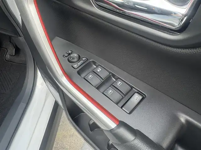 トヨタ ライズ Z 広島県 2025(令7)年 0.1千km ブラックマイカメタリック/シャイニングホワイトパール 走行距離22km（登録時）/新車ワンオーナー/ブラック＆パールホワイト/MOPパノラミックビューパッケージ/・9インチディスプレイオーディオ/・パノラミックビュー（フロント/サイド/バックカメラ）/・フルセグテレビ/・Bluetooth/・AppleCarPlay/・AndroidAuto/・外部入力USB端子/・HDMI端子/・ステアリングスイッチ/・助手席側サイドアンダーミラー無/ビルトインETC/LEDヘッドランプ/LEDシーケンシャルターンランプ/LEDフロントフォグランプ/スマートアシスト/・衝突回避支援ブレーキ機能/・衝突警報機能/・車線逸脱警報機能/・車線逸脱抑制制御機能/・ふらつき警報/・路側逸脱警報/・ブレーキ制御付誤発進抑制機能/・先行車発進お知らせ機能/・アダプティブドライビングビーム/・コーナーセンサー/・標識認識機能（進入禁止/最高速度/一時停止）/・アダプティブクルーズコントロール/・サイドビューランプ/・レーンキープコントロール/MOPブラインドスポットモニター/MOPリアクロストラフィックアラート/スマートキー×2/フロアマット/新車保証書有/取扱説明書有/MOP（メーカーオプション）