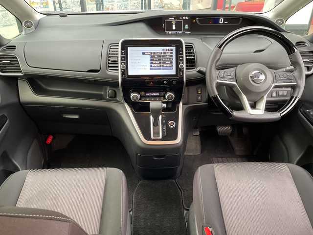 日産 セレナ ハイウェイスター G 千葉県 2017(平29)年 4.8万km ブリリアントホワイトパール 純正9インチナビ/(フルセグTV/BT/CD/DVD/Blu-ray/HDMI)/全周囲カメラ/ドライブレコーダー前後/パーキングアシスト/衝突被害軽減システム/車線逸脱警報/クルーズコントロール/フリップダウンモニター/両側パワースライドドア/ハンズフリーオートスライドドア/横滑り防止装置/ビルトインETC/アイドリングストップ/LEDヘッドライト/フォグランプ/オートライト/ウィンカーミラー/電動格納ミラー/社外18インチAW/シートリフター/柿本マフラー/プッシュスタート/スマートキー/フロアマット/スペアキー/取扱説明書/保証書