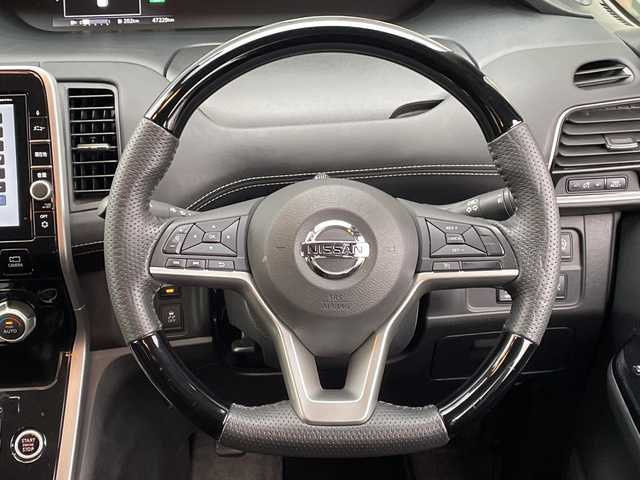 日産 セレナ ハイウェイスター G 千葉県 2017(平29)年 4.8万km ブリリアントホワイトパール 純正9インチナビ/(フルセグTV/BT/CD/DVD/Blu-ray/HDMI)/全周囲カメラ/ドライブレコーダー前後/パーキングアシスト/衝突被害軽減システム/車線逸脱警報/クルーズコントロール/フリップダウンモニター/両側パワースライドドア/ハンズフリーオートスライドドア/横滑り防止装置/ビルトインETC/アイドリングストップ/LEDヘッドライト/フォグランプ/オートライト/ウィンカーミラー/電動格納ミラー/社外18インチAW/シートリフター/柿本マフラー/プッシュスタート/スマートキー/フロアマット/スペアキー/取扱説明書/保証書