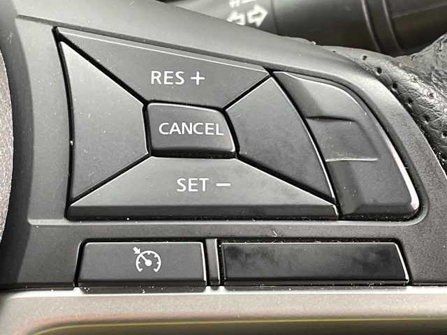 日産 セレナ ハイウェイスター G 千葉県 2017(平29)年 4.8万km ブリリアントホワイトパール 純正9インチナビ/(フルセグTV/BT/CD/DVD/Blu-ray/HDMI)/全周囲カメラ/ドライブレコーダー前後/パーキングアシスト/衝突被害軽減システム/車線逸脱警報/クルーズコントロール/フリップダウンモニター/両側パワースライドドア/ハンズフリーオートスライドドア/横滑り防止装置/ビルトインETC/アイドリングストップ/LEDヘッドライト/フォグランプ/オートライト/ウィンカーミラー/電動格納ミラー/社外18インチAW/シートリフター/柿本マフラー/プッシュスタート/スマートキー/フロアマット/スペアキー/取扱説明書/保証書