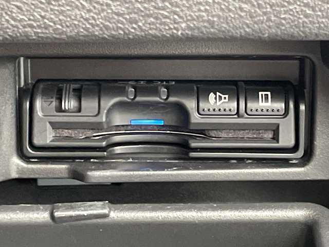 日産 セレナ ハイウェイスター G 千葉県 2017(平29)年 4.8万km ブリリアントホワイトパール 純正9インチナビ/(フルセグTV/BT/CD/DVD/Blu-ray/HDMI)/全周囲カメラ/ドライブレコーダー前後/パーキングアシスト/衝突被害軽減システム/車線逸脱警報/クルーズコントロール/フリップダウンモニター/両側パワースライドドア/ハンズフリーオートスライドドア/横滑り防止装置/ビルトインETC/アイドリングストップ/LEDヘッドライト/フォグランプ/オートライト/ウィンカーミラー/電動格納ミラー/社外18インチAW/シートリフター/柿本マフラー/プッシュスタート/スマートキー/フロアマット/スペアキー/取扱説明書/保証書