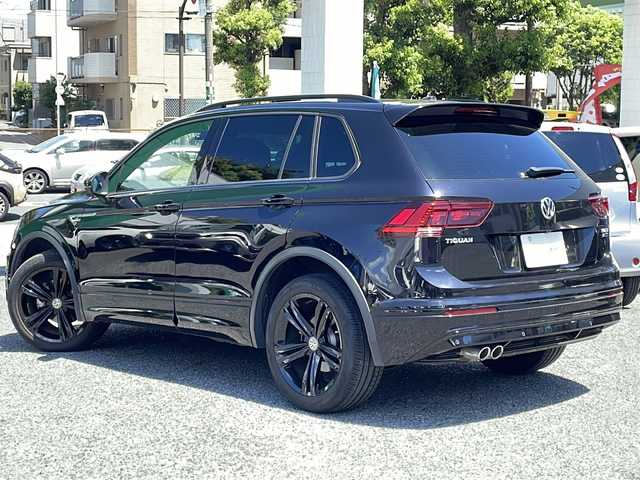 フォルクスワーゲン ティグアン TDI 4モーション Rライン 東京都 2020(令2)年 5.7万km ディープブラックパールエフェクト 新車時保証書 取扱説明書　ナビ説明書/プリクラッシュブレーキシステム【歩行者検知】/リヤトラフィックアラート【後退時衝突軽減ブレーキ】/レーンチェンジアシスト/アダプティブクルーズコントロール/レーンキープアシスト/パーキングアシスト/アイドリングストップ/純正ナビ /フルセグTV/Apple CarPlay/Android Auto/Mirror Link/アランドビューモニター　ETC【2.0】/ヘッドアップディスプレイ/デジタルコックピット/前後ドラレコ/ハーフレザーシート/全席シートヒーター/パドルシフト付きヒーター機能搭載革巻きハンドル/フロント・サイド・カーテン・ニーエアバッグ/LEDオートライト/オートハイビーム/スマートキー×2/純正19インチアルミ