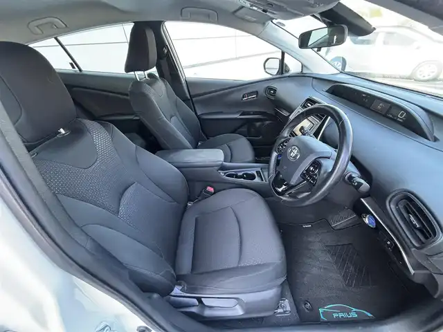 トヨタ プリウス S 長崎県 2019(平31)年 3.5万km ホワイトパールクリスタルシャイン ワンオーナー/純正メモリナビ/（CD/DVD/BT/フルセグ）/バックカメラ/衝突軽減システム/レーンアシスト/レーダークルーズ/ETC/モデリスタ17インチAW/ステアリングスイッチ/オートライト/スマートキー/プッシュスタート