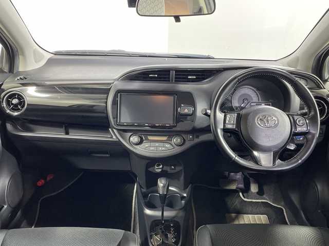 トヨタ ヴィッツ ハイブリッド U 神奈川県 2017(平29)年 2.6万km ホワイトパールクリスタルシャイン 純正ナビ/フルセグTV　Bluetooth　CD　DVD/バックカメラ/クルーズコントロール/セーフティセンスC/シートヒーター/ETC/前方ドライブレコーダー/プッシュスタート/スマートキー　/プリクラッシュセーフティシステム/レーンディパーチャアラート/オートマチックハイビーム