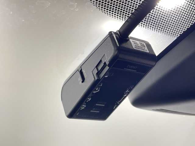 トヨタ ヴィッツ ハイブリッド U 神奈川県 2017(平29)年 2.6万km ホワイトパールクリスタルシャイン 純正ナビ/フルセグTV　Bluetooth　CD　DVD/バックカメラ/クルーズコントロール/セーフティセンスC/シートヒーター/ETC/前方ドライブレコーダー/プッシュスタート/スマートキー　/プリクラッシュセーフティシステム/レーンディパーチャアラート/オートマチックハイビーム