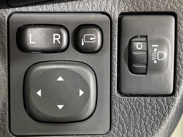 トヨタ ヴィッツ ハイブリッド U 神奈川県 2017(平29)年 2.6万km ホワイトパールクリスタルシャイン 純正ナビ/フルセグTV　Bluetooth　CD　DVD/バックカメラ/クルーズコントロール/セーフティセンスC/シートヒーター/ETC/前方ドライブレコーダー/プッシュスタート/スマートキー　/プリクラッシュセーフティシステム/レーンディパーチャアラート/オートマチックハイビーム