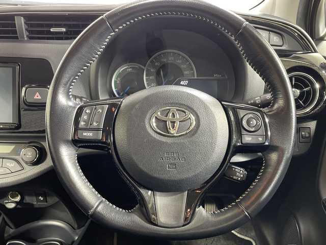 トヨタ ヴィッツ ハイブリッド U 神奈川県 2017(平29)年 2.6万km ホワイトパールクリスタルシャイン 純正ナビ/フルセグTV　Bluetooth　CD　DVD/バックカメラ/クルーズコントロール/セーフティセンスC/シートヒーター/ETC/前方ドライブレコーダー/プッシュスタート/スマートキー　/プリクラッシュセーフティシステム/レーンディパーチャアラート/オートマチックハイビーム