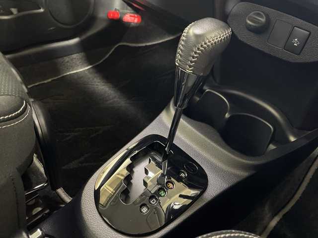 トヨタ ヴィッツ ハイブリッド U 神奈川県 2017(平29)年 2.6万km ホワイトパールクリスタルシャイン 純正ナビ/フルセグTV　Bluetooth　CD　DVD/バックカメラ/クルーズコントロール/セーフティセンスC/シートヒーター/ETC/前方ドライブレコーダー/プッシュスタート/スマートキー　/プリクラッシュセーフティシステム/レーンディパーチャアラート/オートマチックハイビーム