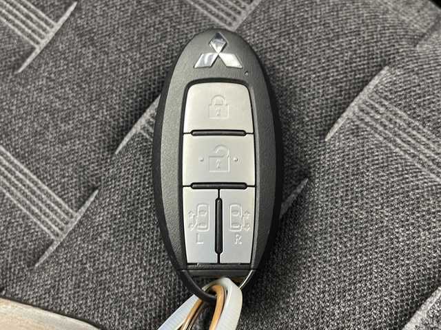 三菱 デリカミニ T プレミアム 岐阜県 2024(令6)年 0.9万km アメジストブラック 純正9型ディスプレイオーディオ/マイパイロット/衝突軽減ブレーキ/車線逸脱警報機能/先行車発進お知らせ機能/標識表示/コーナーセンサー/アラウンドビューモニター/デジタルインナーミラー/前後ドライブレコーダー/ETC/ルーフレール/ハーフレザーシート/シートヒーター/革巻きステアリング/ステアリングスイッチ/パドルシフト/LEDヘッドライト/フォグランプ/純正ドアバイザー/純正フロアマット