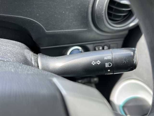 トヨタ アクア S 東京都 2012(平24)年 8.4万km シルバーM 純正SDナビ/【フルセグ・DVD再生可・CD・Bluetooth】/ETC/前席シートヒーター/オートライト/電動格納ミラー/ウィンカーミラー/プッシュスタート/スマートキー/スペアキーあり/純正フロアマット/ドアバイザー/新車保証書/取扱説明書