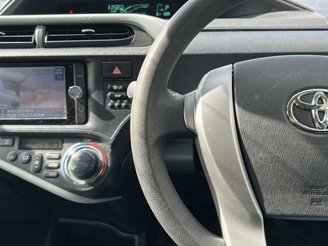 トヨタ アクア S 東京都 2012(平24)年 8.4万km シルバーM 純正SDナビ/【フルセグ・DVD再生可・CD・Bluetooth】/ETC/前席シートヒーター/オートライト/電動格納ミラー/ウィンカーミラー/プッシュスタート/スマートキー/スペアキーあり/純正フロアマット/ドアバイザー/新車保証書/取扱説明書