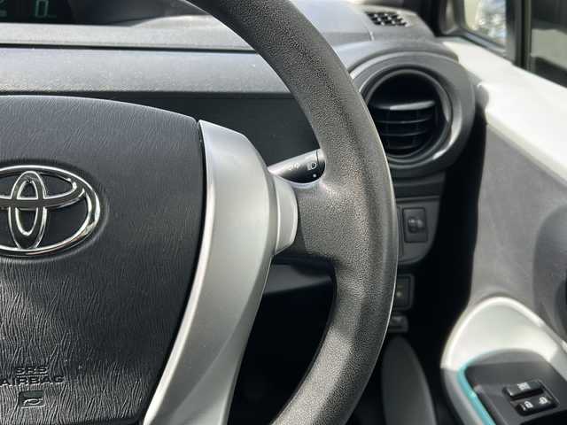 トヨタ アクア S 東京都 2012(平24)年 8.4万km シルバーM 純正SDナビ/【フルセグ・DVD再生可・CD・Bluetooth】/ETC/前席シートヒーター/オートライト/電動格納ミラー/ウィンカーミラー/プッシュスタート/スマートキー/スペアキーあり/純正フロアマット/ドアバイザー/新車保証書/取扱説明書