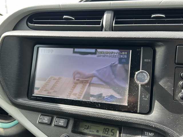 トヨタ アクア S 東京都 2012(平24)年 8.4万km シルバーM 純正SDナビ/【フルセグ・DVD再生可・CD・Bluetooth】/ETC/前席シートヒーター/オートライト/電動格納ミラー/ウィンカーミラー/プッシュスタート/スマートキー/スペアキーあり/純正フロアマット/ドアバイザー/新車保証書/取扱説明書