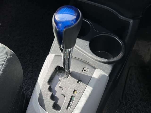 トヨタ アクア S 東京都 2012(平24)年 8.4万km シルバーM 純正SDナビ/【フルセグ・DVD再生可・CD・Bluetooth】/ETC/前席シートヒーター/オートライト/電動格納ミラー/ウィンカーミラー/プッシュスタート/スマートキー/スペアキーあり/純正フロアマット/ドアバイザー/新車保証書/取扱説明書