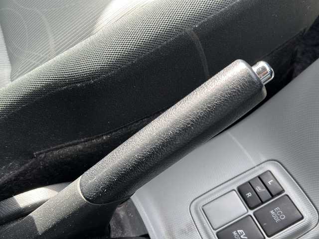 トヨタ アクア S 東京都 2012(平24)年 8.4万km シルバーM 純正SDナビ/【フルセグ・DVD再生可・CD・Bluetooth】/ETC/前席シートヒーター/オートライト/電動格納ミラー/ウィンカーミラー/プッシュスタート/スマートキー/スペアキーあり/純正フロアマット/ドアバイザー/新車保証書/取扱説明書