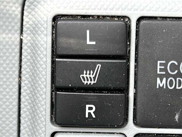 トヨタ アクア S 東京都 2012(平24)年 8.4万km シルバーM 純正SDナビ/【フルセグ・DVD再生可・CD・Bluetooth】/ETC/前席シートヒーター/オートライト/電動格納ミラー/ウィンカーミラー/プッシュスタート/スマートキー/スペアキーあり/純正フロアマット/ドアバイザー/新車保証書/取扱説明書