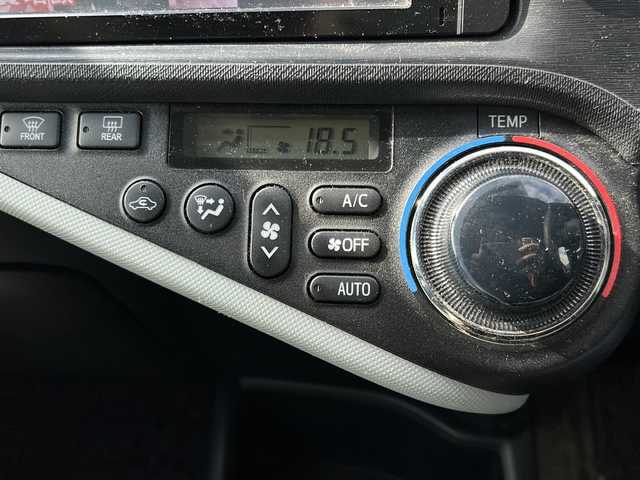 トヨタ アクア S 東京都 2012(平24)年 8.4万km シルバーM 純正SDナビ/【フルセグ・DVD再生可・CD・Bluetooth】/ETC/前席シートヒーター/オートライト/電動格納ミラー/ウィンカーミラー/プッシュスタート/スマートキー/スペアキーあり/純正フロアマット/ドアバイザー/新車保証書/取扱説明書