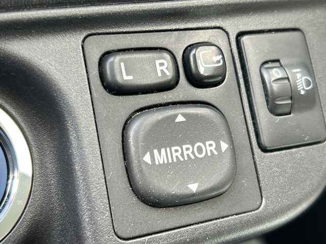 トヨタ アクア S 東京都 2012(平24)年 8.4万km シルバーM 純正SDナビ/【フルセグ・DVD再生可・CD・Bluetooth】/ETC/前席シートヒーター/オートライト/電動格納ミラー/ウィンカーミラー/プッシュスタート/スマートキー/スペアキーあり/純正フロアマット/ドアバイザー/新車保証書/取扱説明書