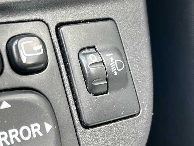 トヨタ アクア S 東京都 2012(平24)年 8.4万km シルバーM 純正SDナビ/【フルセグ・DVD再生可・CD・Bluetooth】/ETC/前席シートヒーター/オートライト/電動格納ミラー/ウィンカーミラー/プッシュスタート/スマートキー/スペアキーあり/純正フロアマット/ドアバイザー/新車保証書/取扱説明書