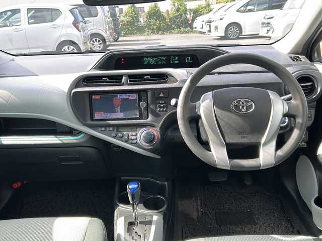 トヨタ アクア S 東京都 2012(平24)年 8.4万km シルバーM 純正SDナビ/【フルセグ・DVD再生可・CD・Bluetooth】/ETC/前席シートヒーター/オートライト/電動格納ミラー/ウィンカーミラー/プッシュスタート/スマートキー/スペアキーあり/純正フロアマット/ドアバイザー/新車保証書/取扱説明書