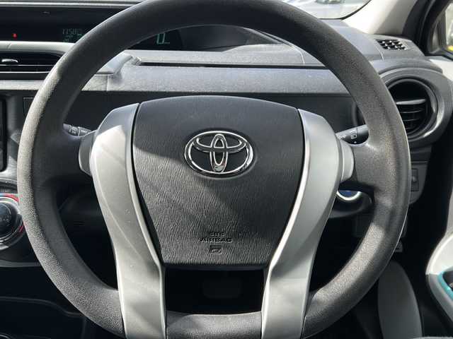 トヨタ アクア S 東京都 2012(平24)年 8.4万km シルバーM 純正SDナビ/【フルセグ・DVD再生可・CD・Bluetooth】/ETC/前席シートヒーター/オートライト/電動格納ミラー/ウィンカーミラー/プッシュスタート/スマートキー/スペアキーあり/純正フロアマット/ドアバイザー/新車保証書/取扱説明書