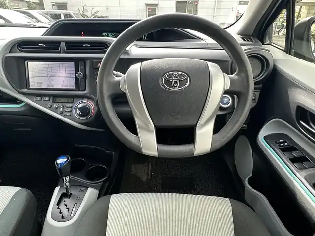 トヨタ アクア S 東京都 2012(平24)年 8.4万km シルバーM 純正SDナビ/【フルセグ・DVD再生可・CD・Bluetooth】/ETC/前席シートヒーター/オートライト/電動格納ミラー/ウィンカーミラー/プッシュスタート/スマートキー/スペアキーあり/純正フロアマット/ドアバイザー/新車保証書/取扱説明書