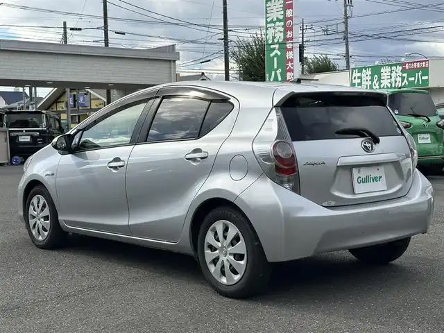 トヨタ アクア S 東京都 2012(平24)年 8.4万km シルバーM 純正SDナビ/【フルセグ・DVD再生可・CD・Bluetooth】/ETC/前席シートヒーター/オートライト/電動格納ミラー/ウィンカーミラー/プッシュスタート/スマートキー/スペアキーあり/純正フロアマット/ドアバイザー/新車保証書/取扱説明書