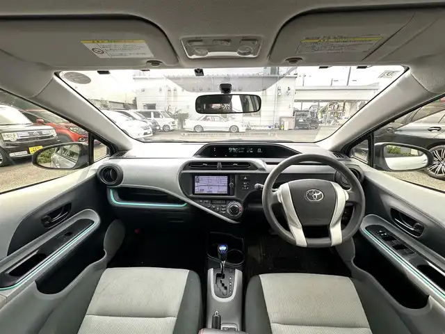 トヨタ アクア S 東京都 2012(平24)年 8.4万km シルバーM 純正SDナビ/【フルセグ・DVD再生可・CD・Bluetooth】/ETC/前席シートヒーター/オートライト/電動格納ミラー/ウィンカーミラー/プッシュスタート/スマートキー/スペアキーあり/純正フロアマット/ドアバイザー/新車保証書/取扱説明書