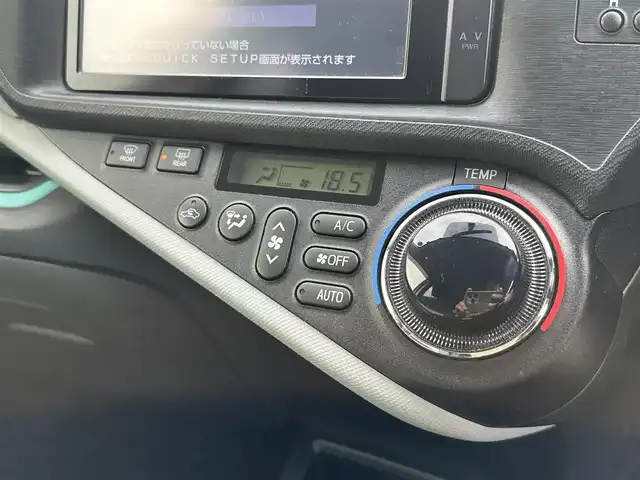 トヨタ アクア S 東京都 2012(平24)年 8.4万km シルバーM 純正SDナビ/【フルセグ・DVD再生可・CD・Bluetooth】/ETC/前席シートヒーター/オートライト/電動格納ミラー/ウィンカーミラー/プッシュスタート/スマートキー/スペアキーあり/純正フロアマット/ドアバイザー/新車保証書/取扱説明書