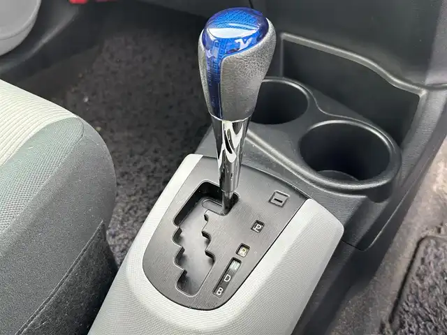 トヨタ アクア S 東京都 2012(平24)年 8.4万km シルバーM 純正SDナビ/【フルセグ・DVD再生可・CD・Bluetooth】/ETC/前席シートヒーター/オートライト/電動格納ミラー/ウィンカーミラー/プッシュスタート/スマートキー/スペアキーあり/純正フロアマット/ドアバイザー/新車保証書/取扱説明書