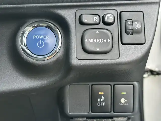 トヨタ アクア S 東京都 2012(平24)年 8.4万km シルバーM 純正SDナビ/【フルセグ・DVD再生可・CD・Bluetooth】/ETC/前席シートヒーター/オートライト/電動格納ミラー/ウィンカーミラー/プッシュスタート/スマートキー/スペアキーあり/純正フロアマット/ドアバイザー/新車保証書/取扱説明書