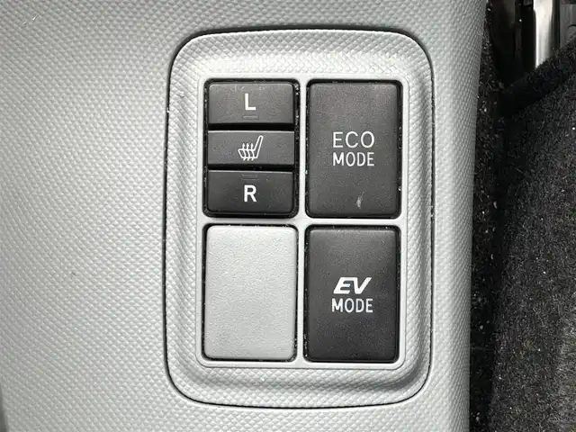 トヨタ アクア S 東京都 2012(平24)年 8.4万km シルバーM 純正SDナビ/【フルセグ・DVD再生可・CD・Bluetooth】/ETC/前席シートヒーター/オートライト/電動格納ミラー/ウィンカーミラー/プッシュスタート/スマートキー/スペアキーあり/純正フロアマット/ドアバイザー/新車保証書/取扱説明書