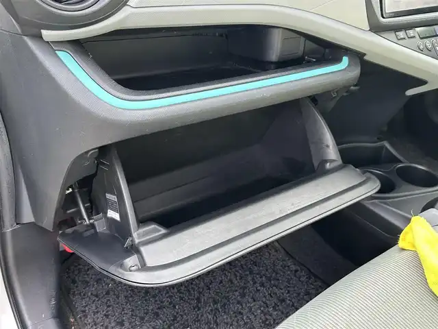 トヨタ アクア S 東京都 2012(平24)年 8.4万km シルバーM 純正SDナビ/【フルセグ・DVD再生可・CD・Bluetooth】/ETC/前席シートヒーター/オートライト/電動格納ミラー/ウィンカーミラー/プッシュスタート/スマートキー/スペアキーあり/純正フロアマット/ドアバイザー/新車保証書/取扱説明書