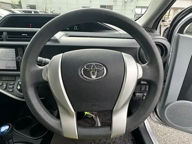 トヨタ アクア S 東京都 2012(平24)年 8.4万km シルバーM 純正SDナビ/【フルセグ・DVD再生可・CD・Bluetooth】/ETC/前席シートヒーター/オートライト/電動格納ミラー/ウィンカーミラー/プッシュスタート/スマートキー/スペアキーあり/純正フロアマット/ドアバイザー/新車保証書/取扱説明書