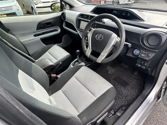 トヨタ アクア S 東京都 2012(平24)年 8.4万km シルバーM 純正SDナビ/【フルセグ・DVD再生可・CD・Bluetooth】/ETC/前席シートヒーター/オートライト/電動格納ミラー/ウィンカーミラー/プッシュスタート/スマートキー/スペアキーあり/純正フロアマット/ドアバイザー/新車保証書/取扱説明書