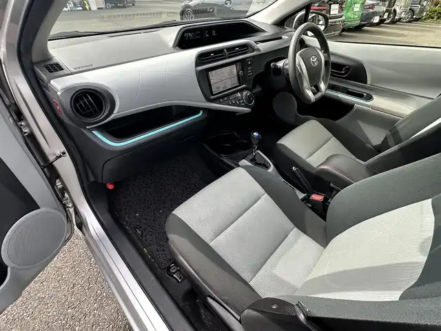 トヨタ アクア S 東京都 2012(平24)年 8.4万km シルバーM 純正SDナビ/【フルセグ・DVD再生可・CD・Bluetooth】/ETC/前席シートヒーター/オートライト/電動格納ミラー/ウィンカーミラー/プッシュスタート/スマートキー/スペアキーあり/純正フロアマット/ドアバイザー/新車保証書/取扱説明書